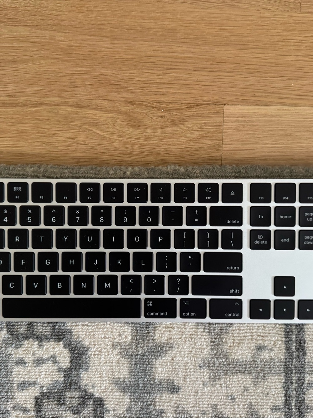 Apple magic Wireless Keyboard - Silver with Black Keys - Picture 4 of 5
